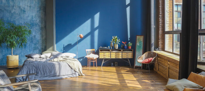 Een lichte en ruime slaapkamer met grote ramen die zonlicht binnenlaten.