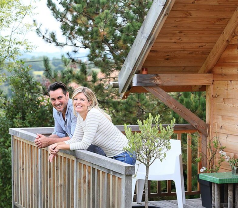 Privacy testimonial- Thomas & Evelien smiling on the terras of their holiday cabin